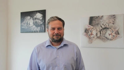 Philipp Hörber ist Chef der Tierklinik Dinkelsbühl und will als Direktkandidat der Grünen im Stimmkreis Ansbach-Süd/Weißenburg-Gunzenhausen auf Tier- und Umweltschutz setzen. (Foto: Robert Maurer)