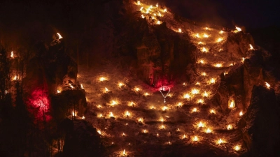 Rund 1.000 Bergfeuer werden in Pottenstein entzündet. (Foto: Daniel Löb/dpa)