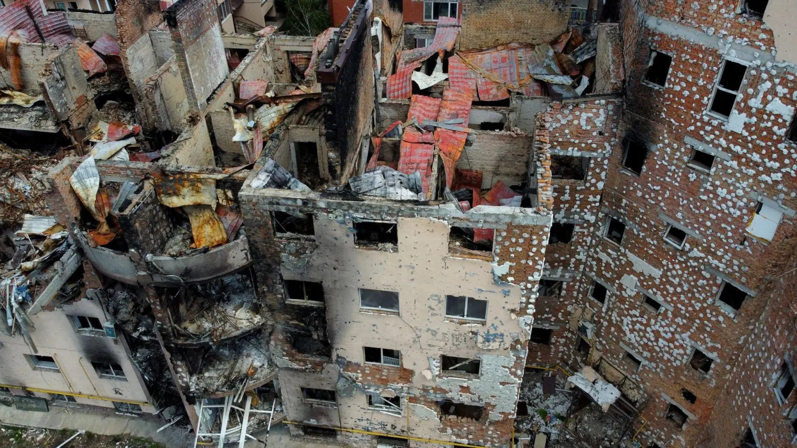 Blick auf Gebäude in Kiew, die durch russischen Beschuss zerstört wurden. (Foto: Natacha Pisarenko/AP/dpa)