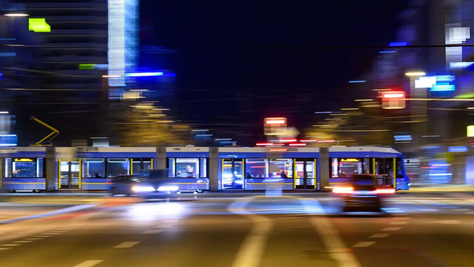 Aufgrund der hohen Spritpreise fahren mehr Menschen mit dem ÖPNV - doch die Verkehrsunternehmen können den Bedarf kaum bedienen. (Symbolbild) (Foto: Hendrik Schmidt/dpa)