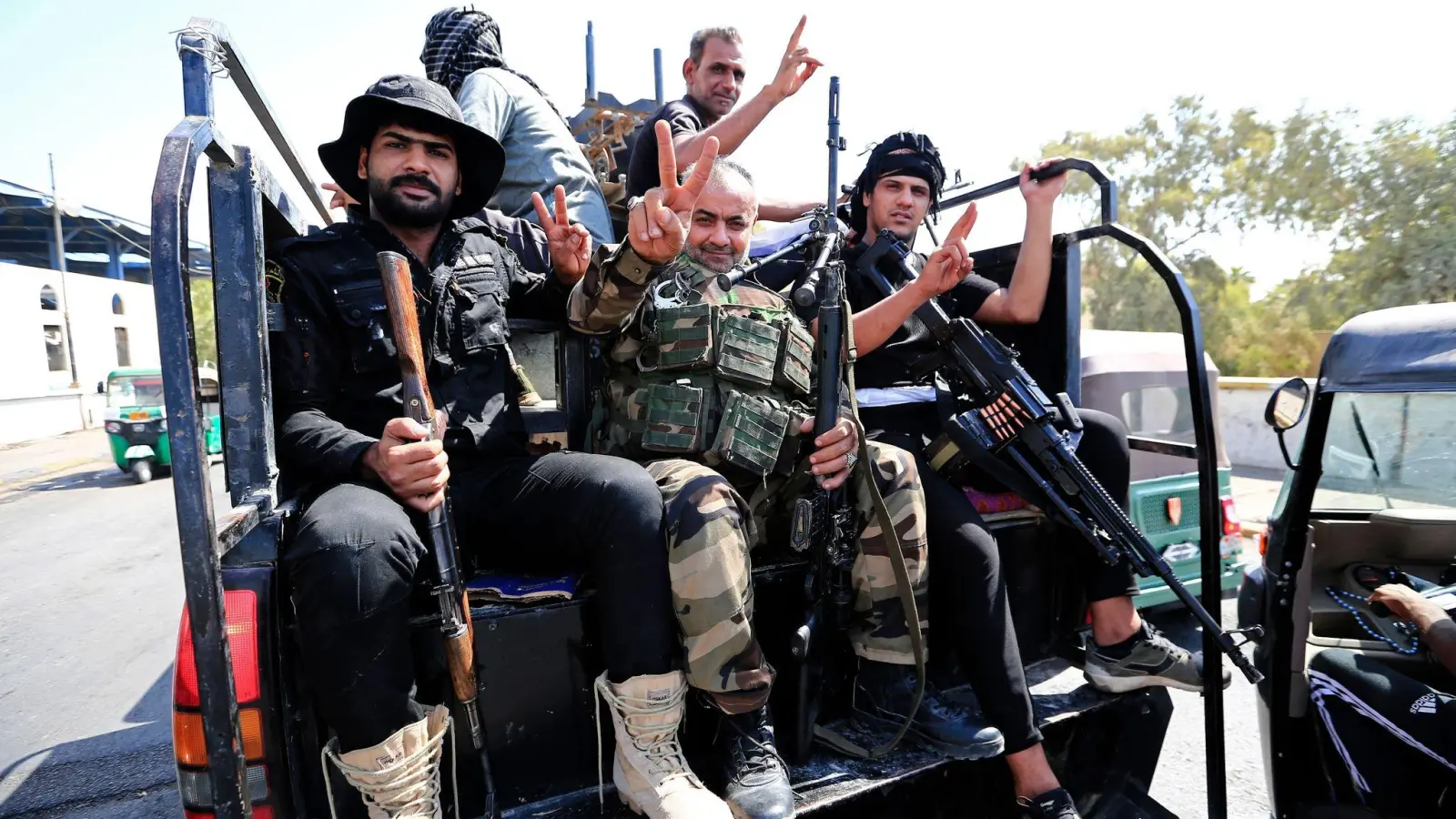 Kämpfer von Saraya al-Salam („Friedenskompanie“), dem militärischen Flügel des schiitischen Geistlichen Al-Sadr. (Foto: Murtadha Ridha/AP/dpa)