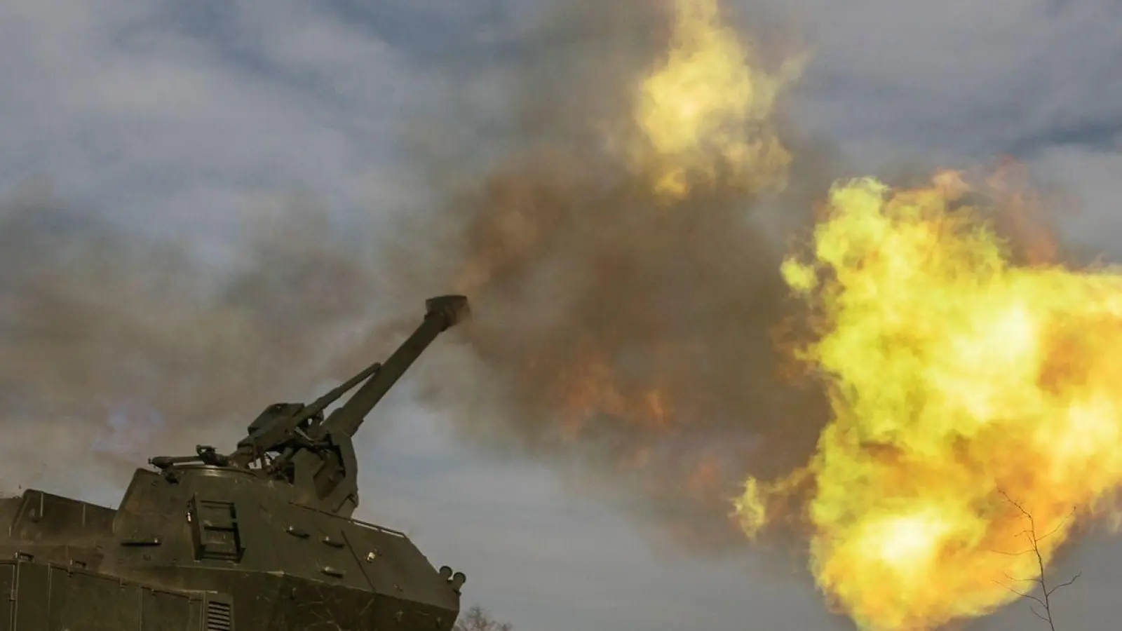 Die ukrainische 152-mm-Panzerhaubitze Dana feuert auf russische Stellungen in der Region Donezk. (Foto: Roman Chop/AP/dpa)