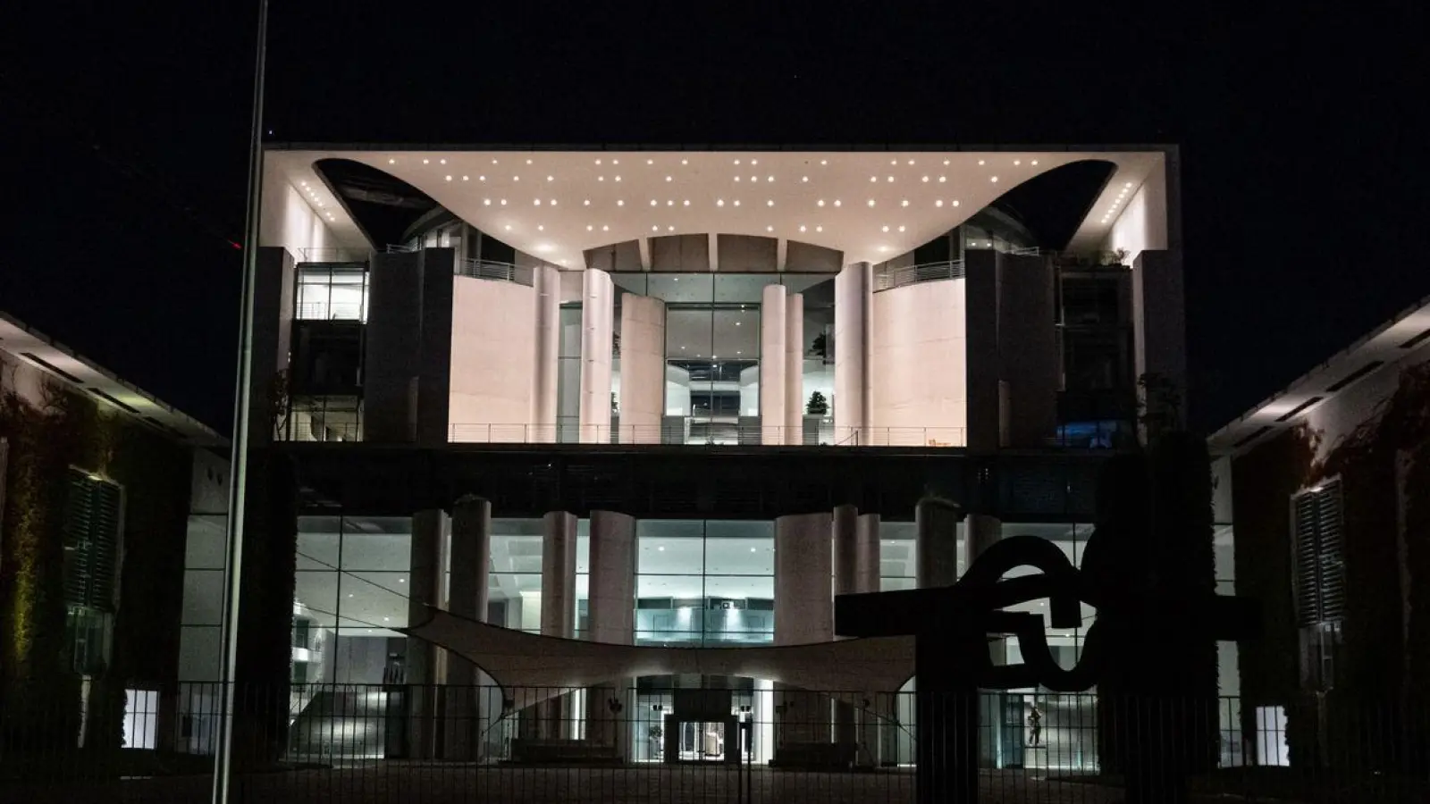 Im Kanzleramt wurde bis in die Nacht beraten. (Foto: Fabian Sommer/dpa)