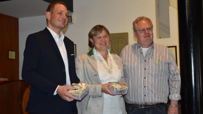 Bürgermeister Helmut Taber und die Partnerschaftsbeauftragten Ulrike Laimer und Friedrich Probst (von links) unterstrichen beim offiziellen Empfang in Lana die freundschaftlichen Beziehungen. (Foto: Erich Herrmann)