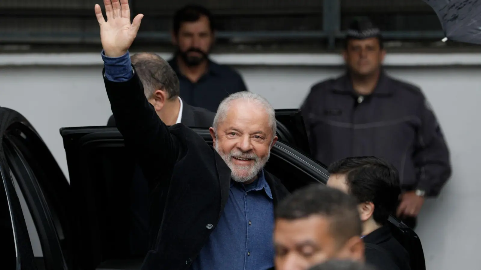 Präsidenschaftskandidat Luiz Inacio Lula da Silva bei seiner Ankunft am Wahllokal in Sao Paulo. (Foto: Marcelo Chello/AP/dpa)