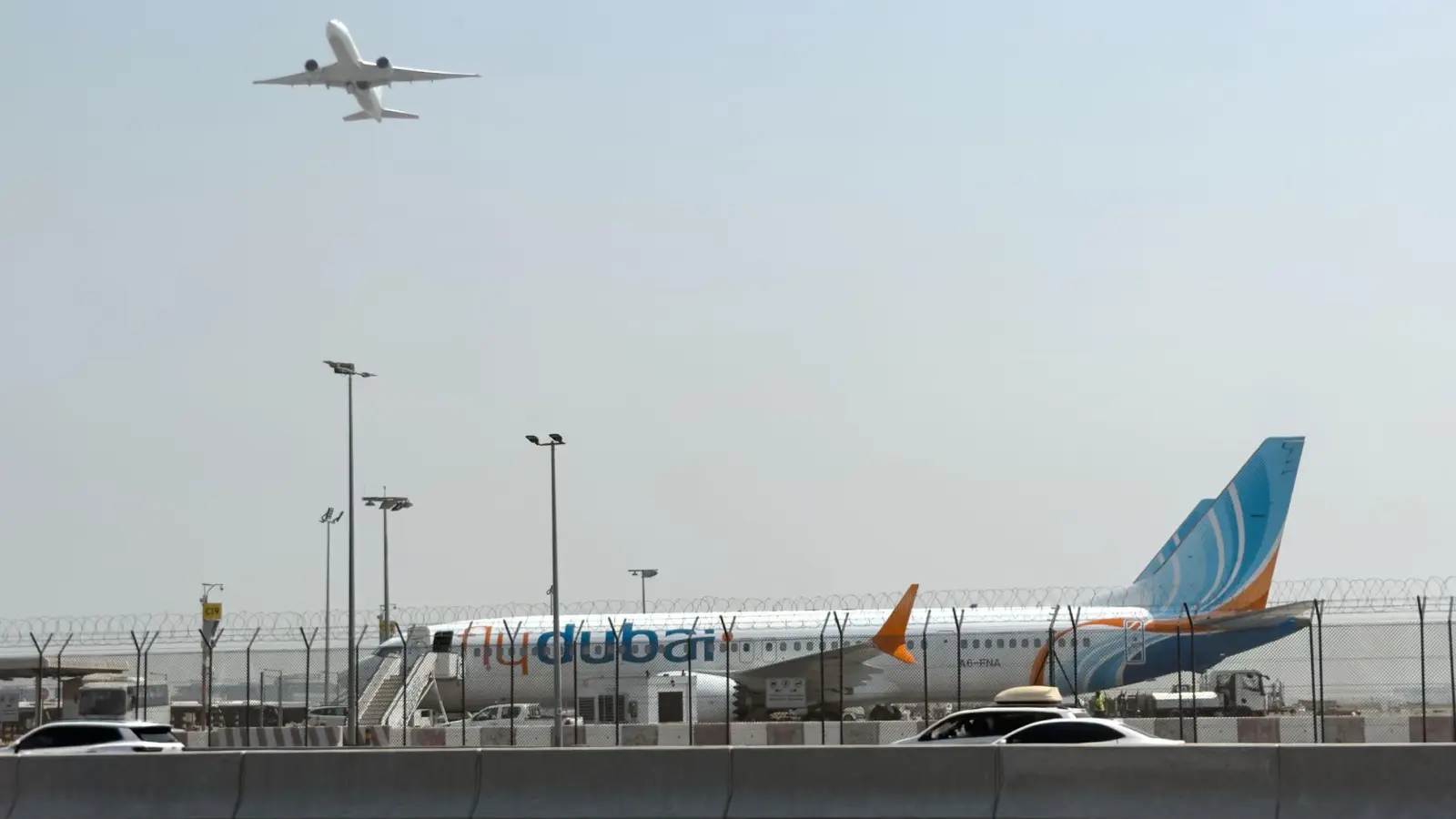 An Bord eines Flugzeugs der Airline Flydubai spielten sich dramatische Szenen ab. (Symbolbild) (Foto: Uncredited/AP/dpa)