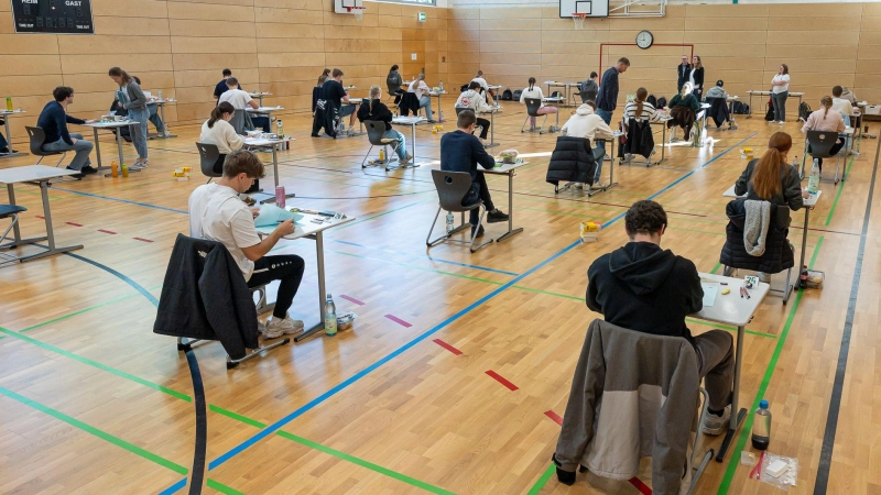 Mit dem Fach Biologie begannen wie hier an der Uffenheimer Christian-von-Bomhard-Schule gestern die Abiturprüfungen des Jahres 2026, die sich bis zum 13.Mai hinziehen werden.  (Foto: Mirko Fryska)