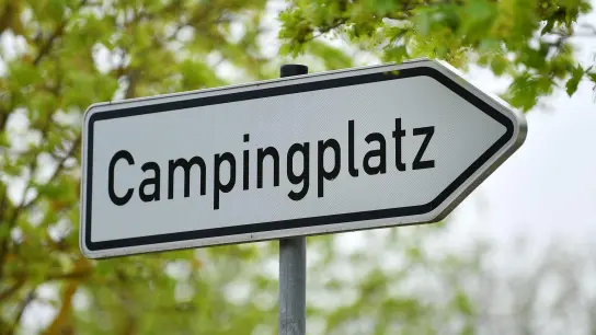 Ein Schild weist den Weg zu einem Campingplatz. (Foto: Martin Schutt/dpa-Zentralbild/dpa/Symbolbild)