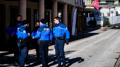 Die Polizei äußert sich nicht zu Spekulationen über die Ursache für das Feuer. (Foto: Jean-Christophe Bott/KEYSTONE/dpa)