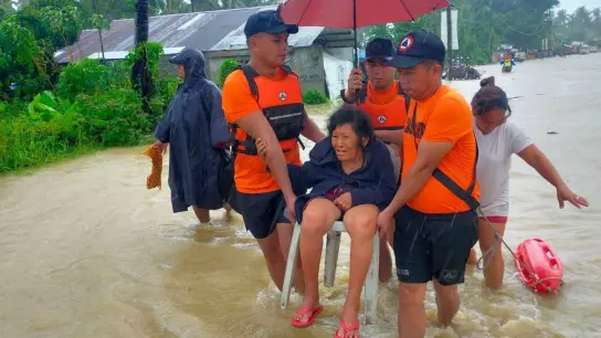Rettungskräfte evakuieren Bewohner aus einem überschwemmten Gebiet auf den Philippinen. (Foto: Uncredited/Philippine Coast Guard via AP/dpa)