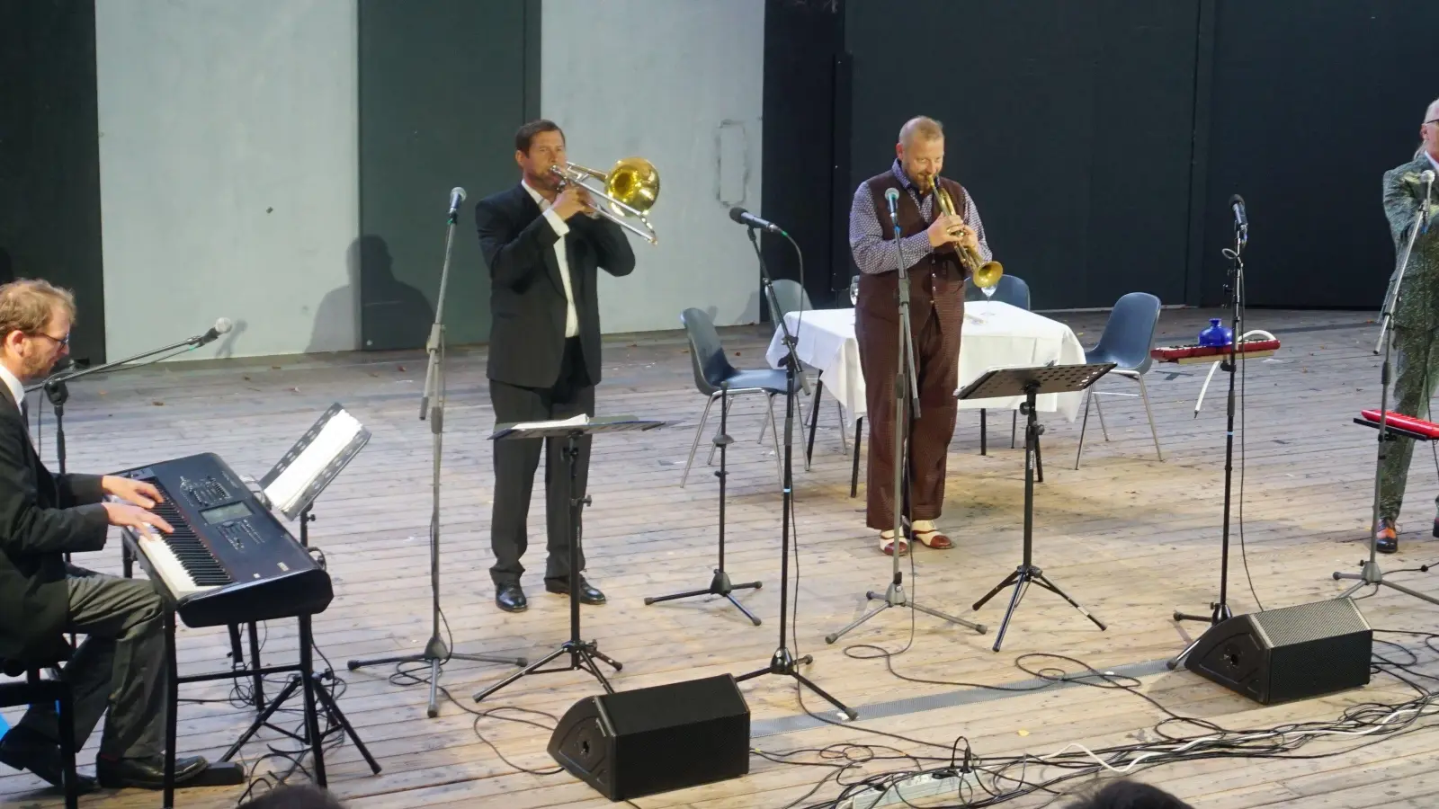 Unterzogen das Publikum auf der Dinkelsbühler Freilichtbühne einer Schlagertherapie (von rechts): Leonhard Paul, Thomas Gansch, Sebastian Fuchsberger und Michael Hornek. (Foto: Wolfgang Hauf)
