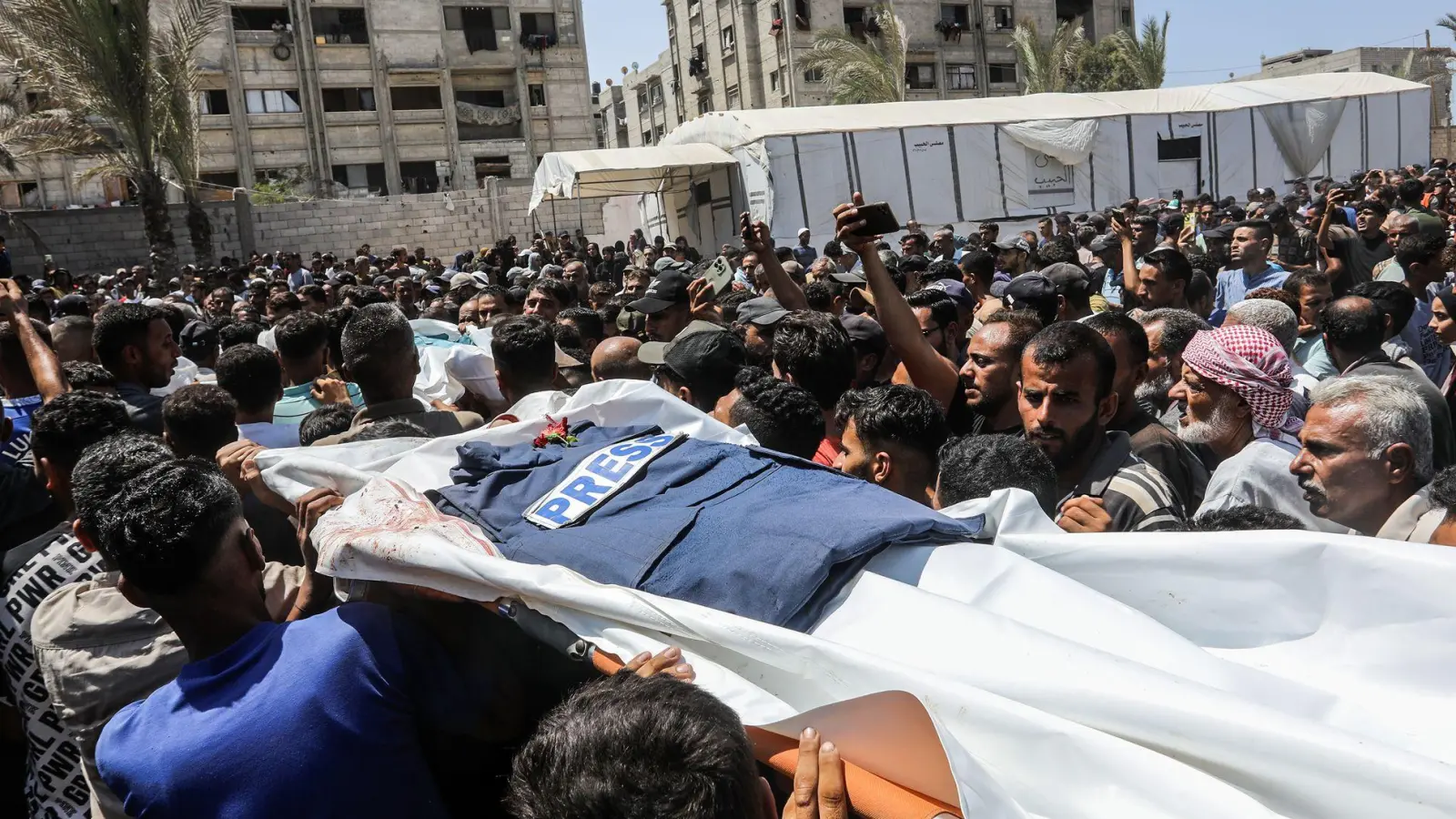 Palästinensischen Angaben zufolge starben bei dem Angriff am Montag 20 Menschen.  (Foto: Abed Rahim Khatib/dpa)