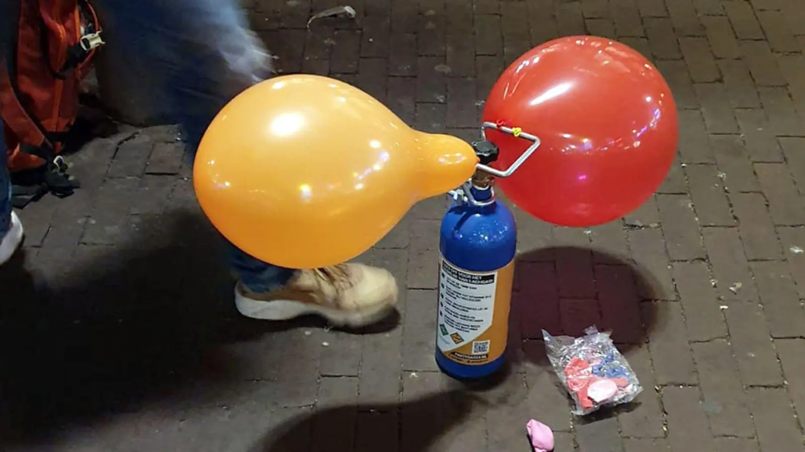 Lachgas aus Luftballons einzuatmen, ist kein harmloser Party-Spaß. Die gesundheitlichen Folgen können gravierend sein. (Archivbild)  (Foto: Annette Birschel/dpa)