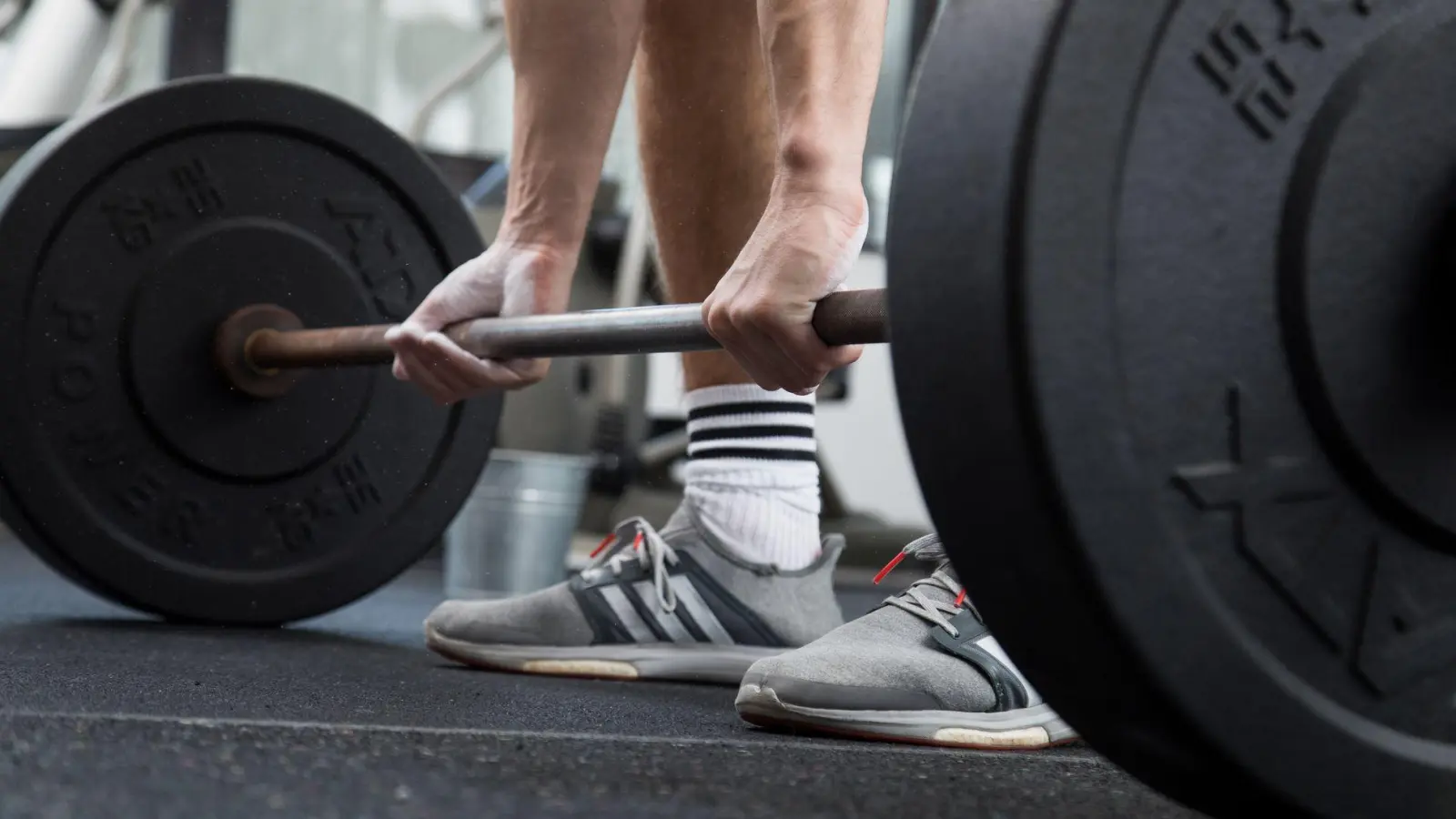 Bei Kraftsportübungen im Stehen sollte man auf eine stabile Fußhaltung achten. (Foto: Christin Klose/dpa-tmn)