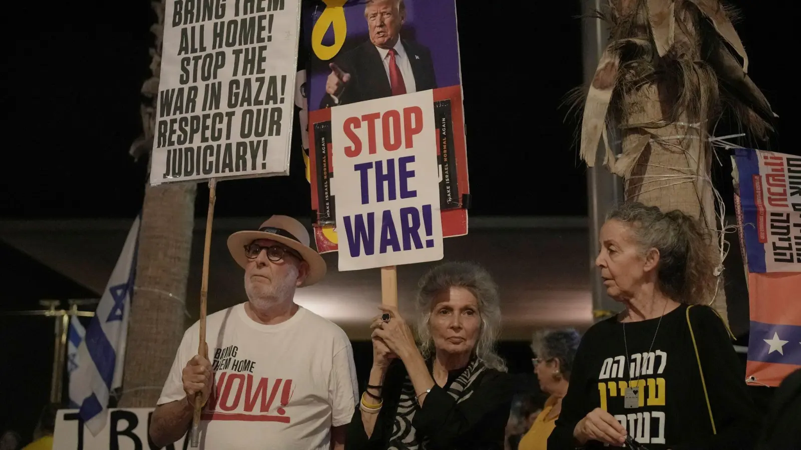 Tausende Israelis demonstrierten in Tel Aviv und anderen Städten für die Freilassung der Geiseln im Gazastreifen.  (Foto: Maya Alleruzzo/AP/dpa)