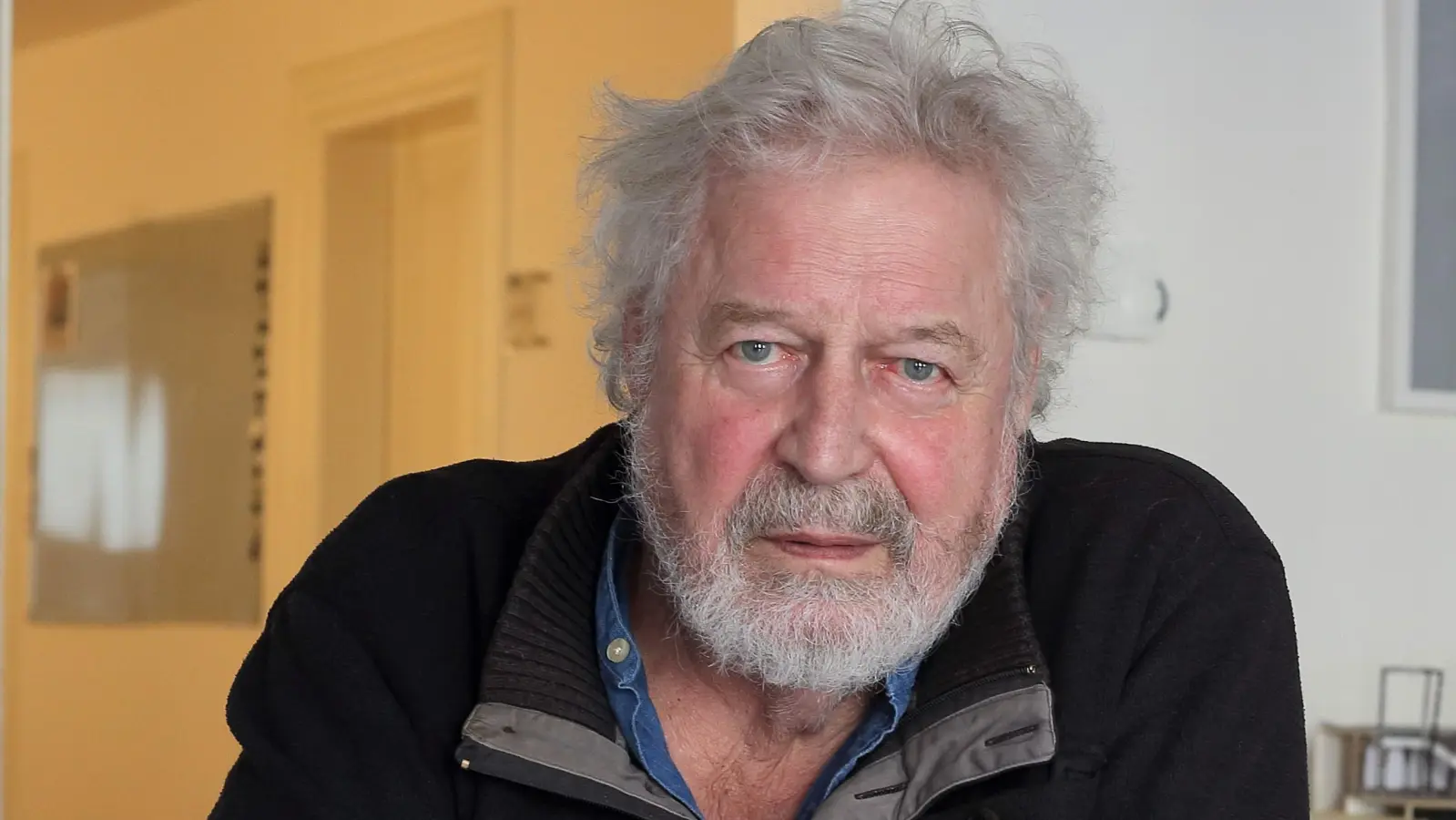 Der Schauspieler Peter Heeg, 2021 im Feuchtwanger Kulturbüro. (Foto: Thomas Wirth)