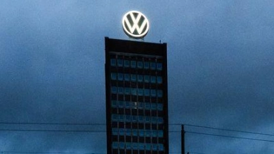 Dunkle Wolken über Wolfsburg: Der VW-Konzen hat 2025 einen drastischen Gewinneinbruch erlitten. (Foto: Julian Stratenschulte/dpa)