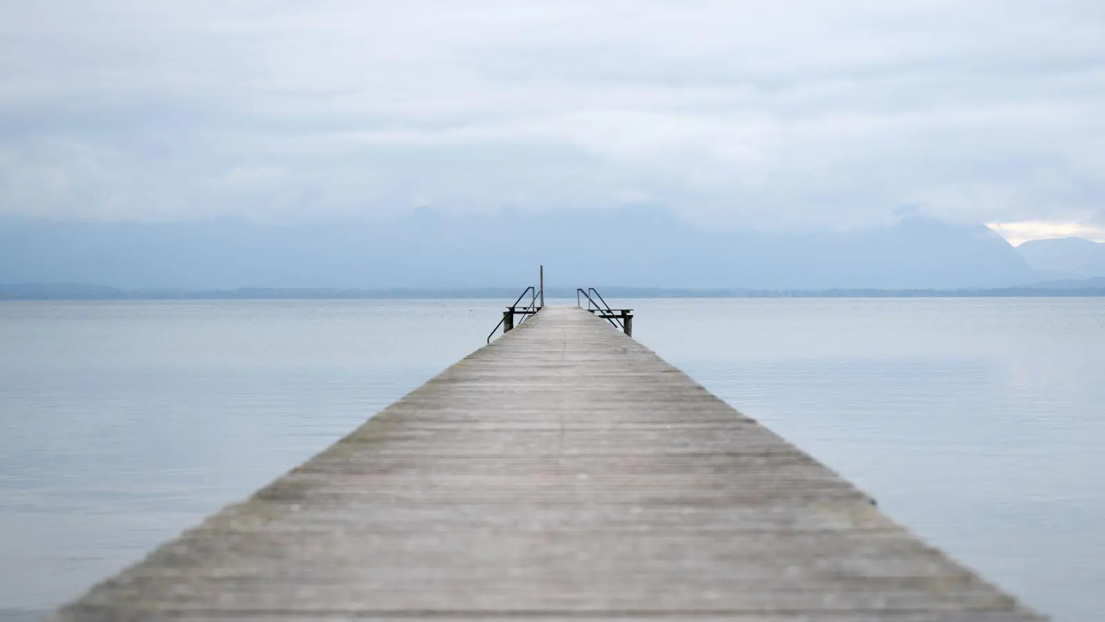 Zu Tagesbeginn sind viele Wolken und Nebel am bayerischen Himmel zu sehen. (Foto: Sven Hoppe/dpa)