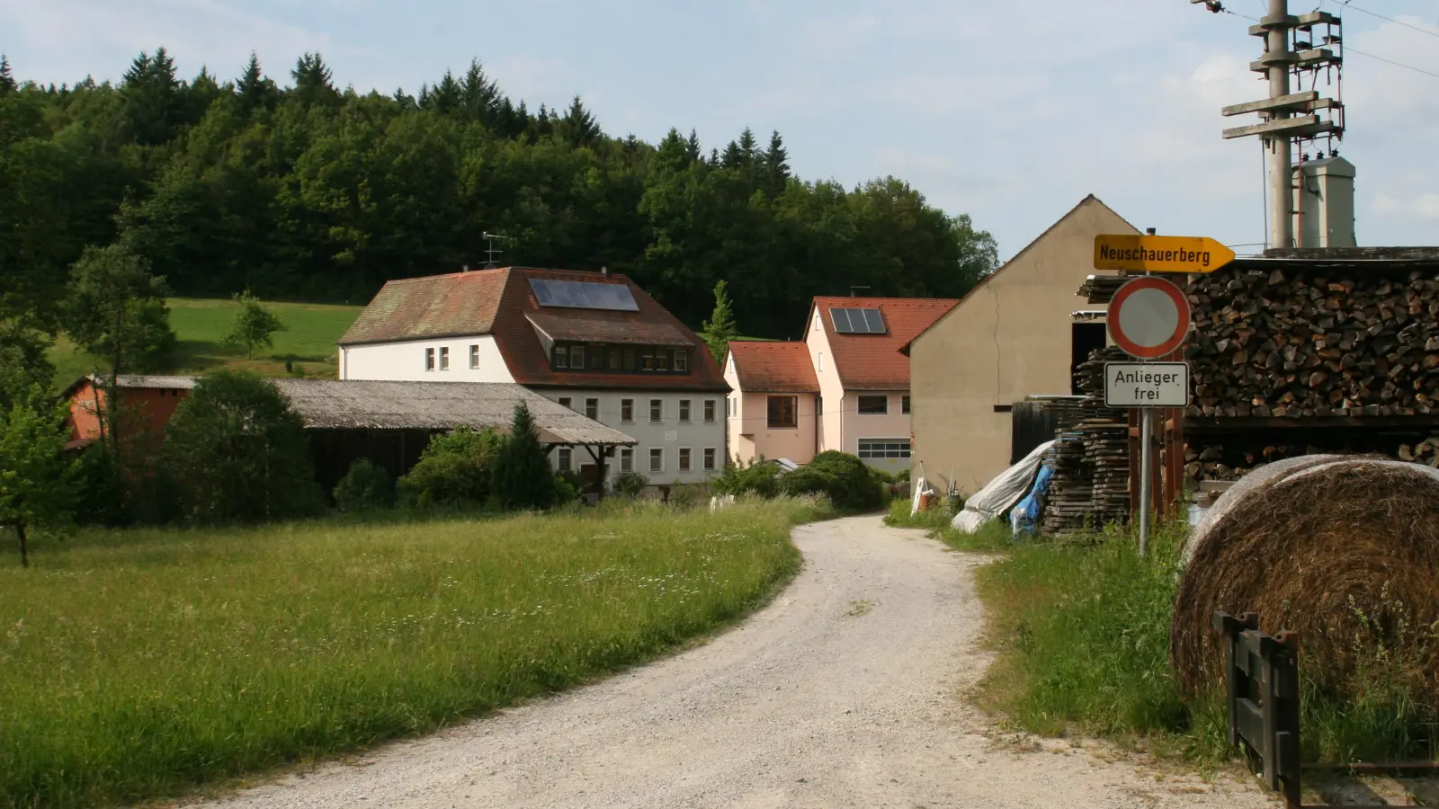 Blick auf die Finkenmühle bei Emskirchen. Links befindet sich das Dach der Sägehalle. (Foto: Wolfgang Mück)