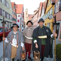 Matthias Schreiber, Michael Greger und Stefan Neuberger (von links) sind die neuen Nachtwächter in Dinkelsbühl.<br> (Foto: Stefan Neidl)