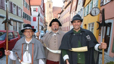 Matthias Schreiber, Michael Greger und Stefan Neuberger (von links) sind die neuen Nachtwächter in Dinkelsbühl.<br> (Foto: Stefan Neidl)