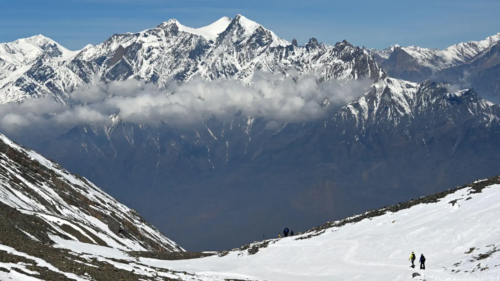 Wanderer gehen am Thorong La Pass in der Annapurna-Region. (Illustration) (Foto: Elisa Schu/dpa)