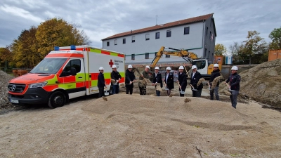 Rund drei Millionen Euro investiert das BRK in einen Erweiterungsbau. Beim Spatenstich wurde die Hoffnung auf eine reibungslose Bauphase geäußert. (Foto: Andrea Walke)