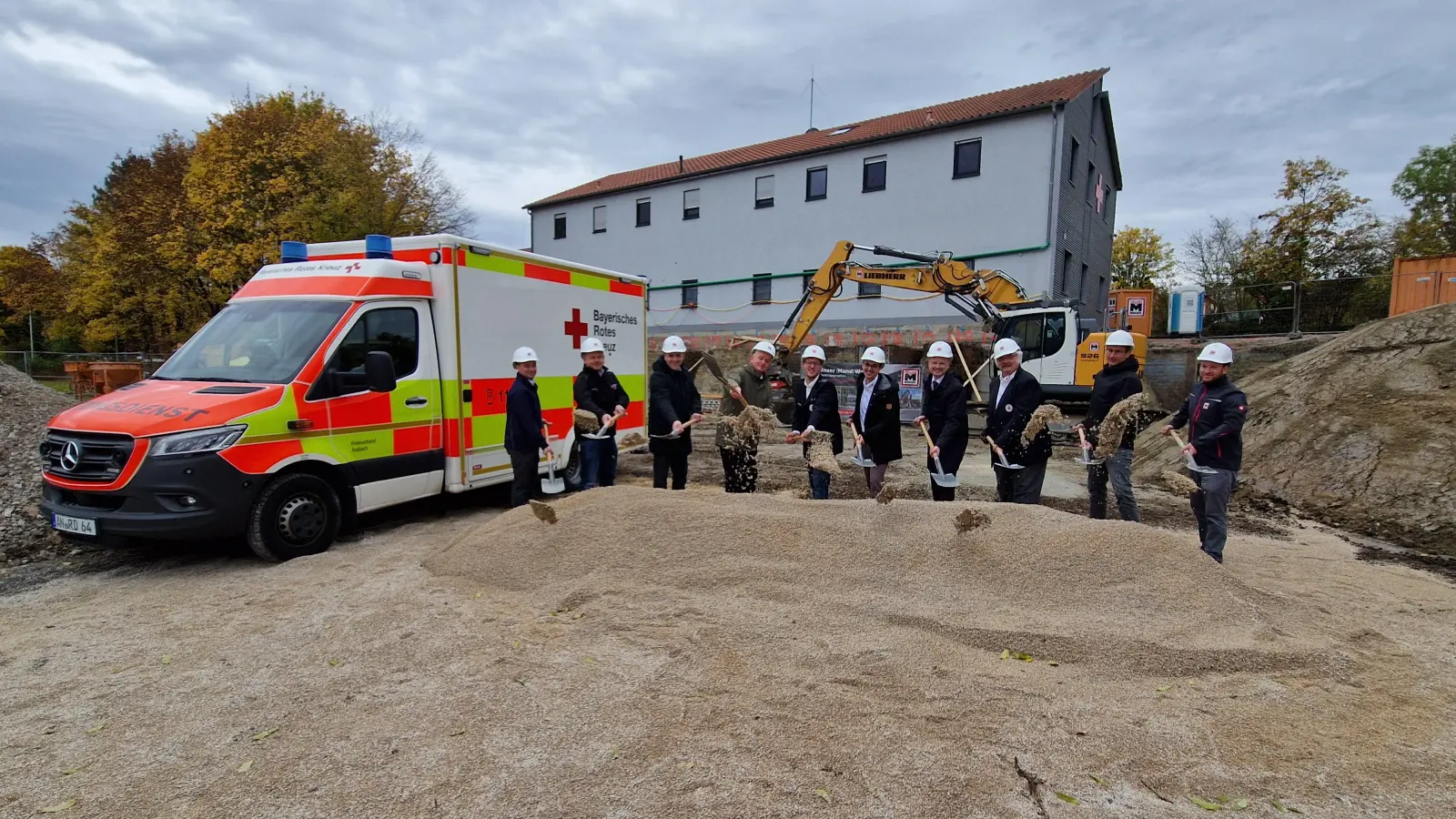 Rund drei Millionen Euro investiert das BRK in einen Erweiterungsbau. Beim Spatenstich wurde die Hoffnung auf eine reibungslose Bauphase geäußert. (Foto: Andrea Walke)
