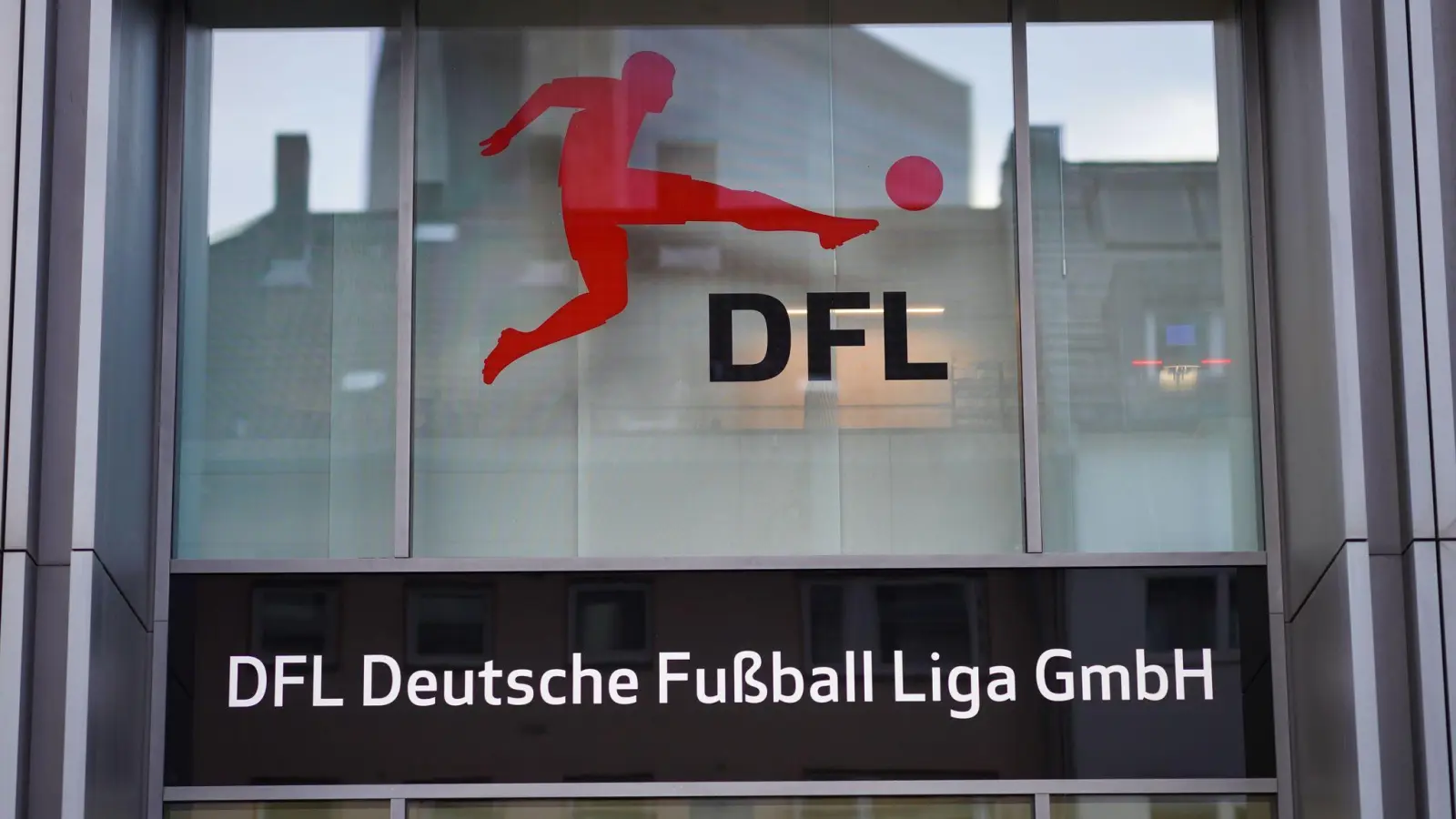 Die Deutschen Fußball Liga könnte Medienrechte teilweise an Investoren verkaufen. (Foto: Frank Rumpenhorst/dpa/Archivbild)