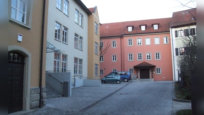 Im linken Trakt des Feuchtwanger Rathaus soll möglicherweise ein barrierefreier Sitzungssaal untergebracht werden. Um die Stadtratsmandate bewerben sich am 8. März Kandidierende auf fünf Listen.  (Foto: Jasmin Kiendl)