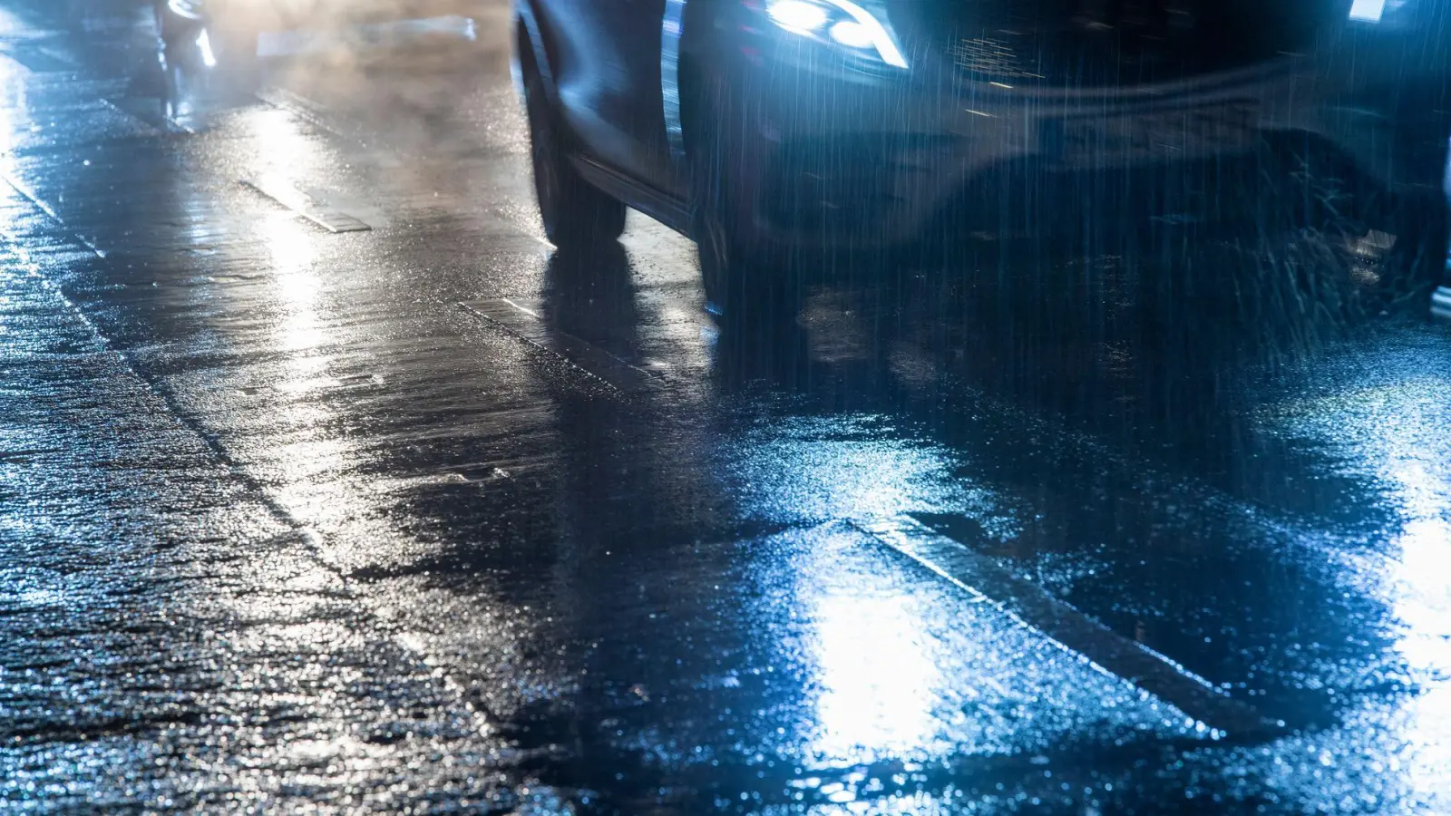 Der Deutsche Wetterdienst warnt in Stadt und Landkreis Ansbach amtlich vor Glatteis. (Symbolbild: Christophe Gateau/dpa/dpa-tmn)