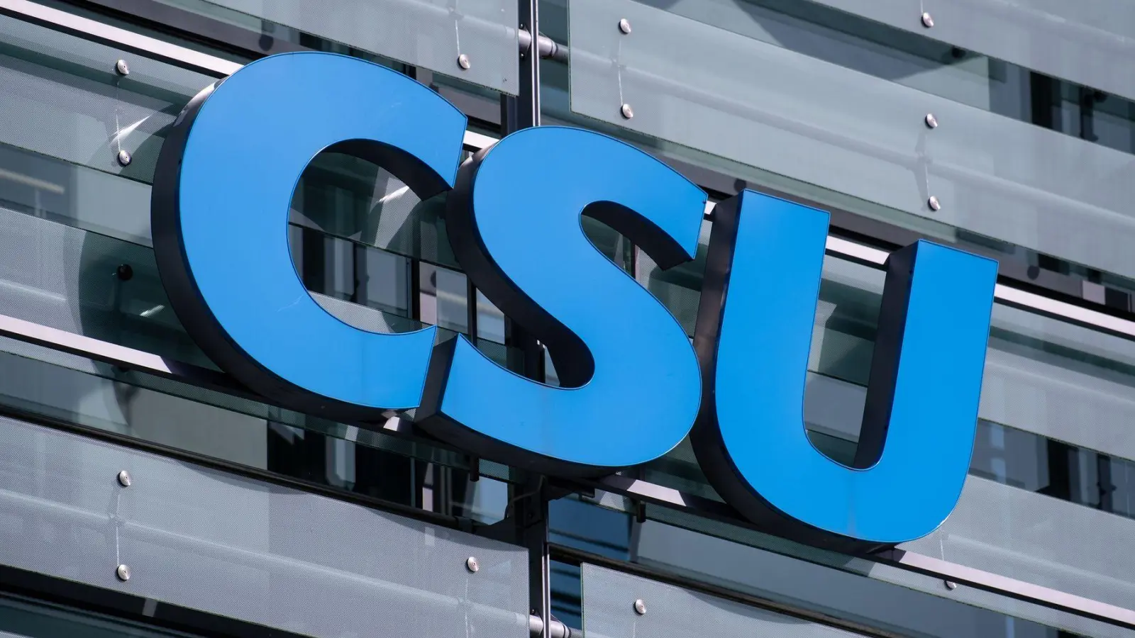 Nach einer mutmaßlichen Brandstiftung vor der CSU-Parteizentrale ist ein Tatverdächtiger festgenommen worden. (Illustration) (Foto: Sven Hoppe/dpa)