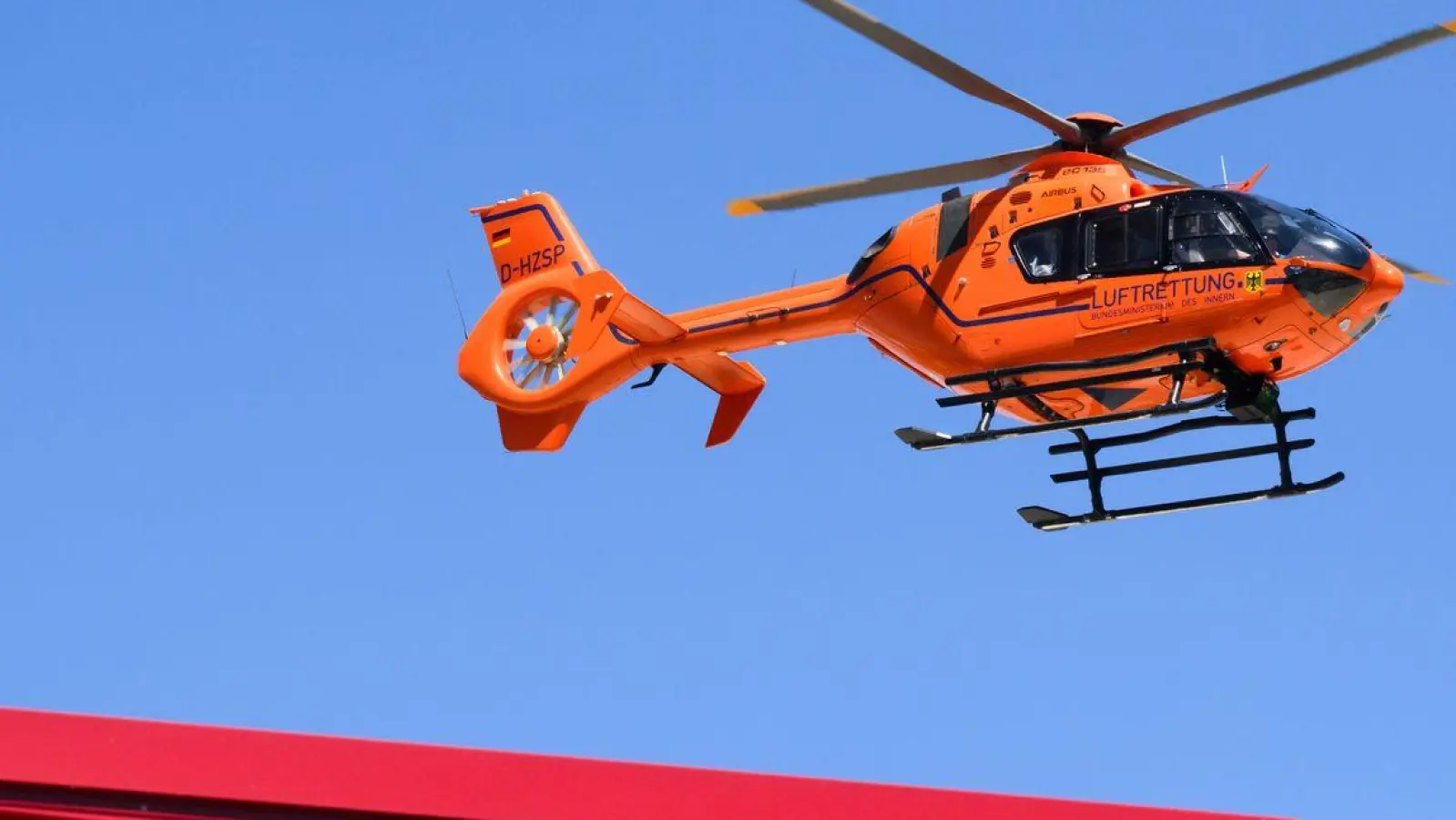 Ein Rettungshubschrauber fliegt die junge Autofahrerin in eine Klinik. (Symbolbild) (Foto: Julian Stratenschulte/dpa)