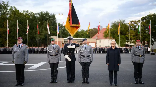 Befehlshaber des neuen Führungskommandos der Bundeswehr für das Inland ist Generalleutnant Breuer (rechts im Bild). (Foto: Bernd von Jutrczenka/dpa)