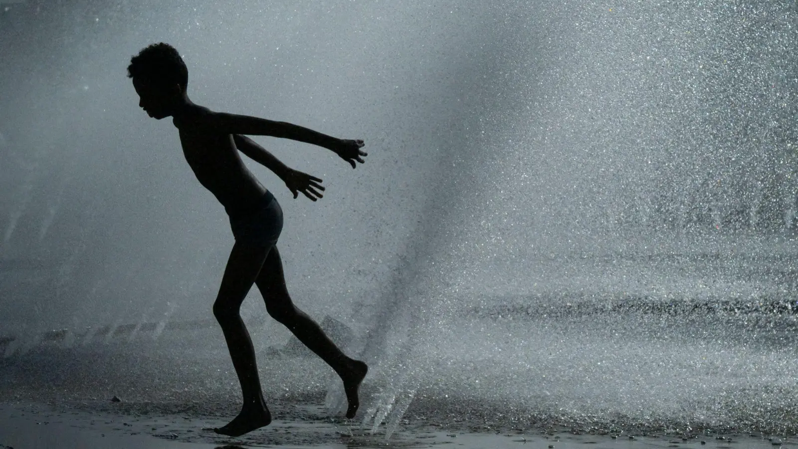 Viele suchten eine Abkühlung mit Wasser. (Foto: Peter Kneffel/dpa)