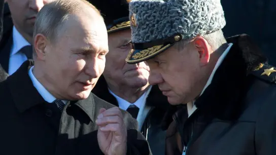Der russische Präsident Wladimir Putin (l) und Verteidigungsminister Sergej Schoigu. (Foto: Alexander Zemlianichenko/AP/dpa)
