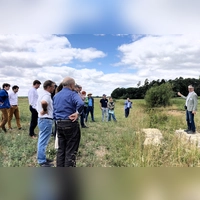 Experte Jakob Meier von „boden:ständig“ (rechts im Bild) zeigte in Flachslanden, wie einfache Kniffe das abfließende Wasser effektiv ausbremsen. (Foto: ALE/Diane Mayer)