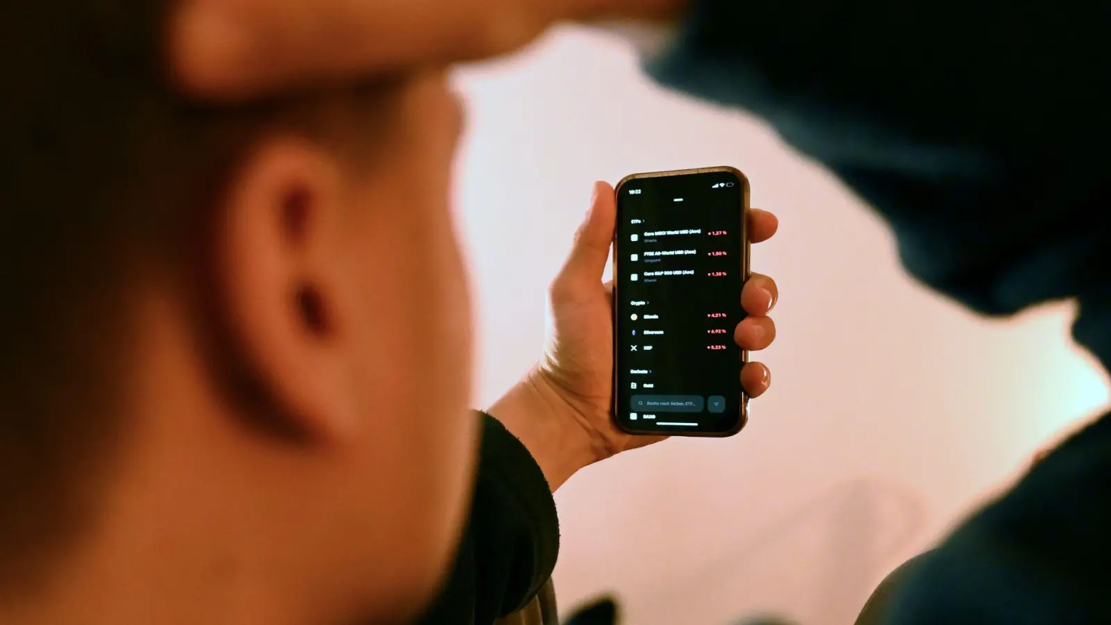 Trading-Apps liegen im Trend: Wer dabei vor allem den Nervenkitzel durch schnelle Gewinne oder Spekulationen sucht, kann aber suchtähnliches Verhalten entwickeln. (Foto: Lilli Förter/dpa/dpa-tmn)