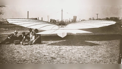 An eine Fledermaus erinnert das Flugmodell Nr. 21, mit dem Gustav Weißkopf (rechts, mit seiner Tochter Rose und unbekannten Helfern) am 14. August 1901 in Bridgeport (Connecticut) der erste Motorflug der Geschichte geglückt sein soll. Technisch war das nach neuesten Erkenntnissen möglich. (Foto: Archiv)