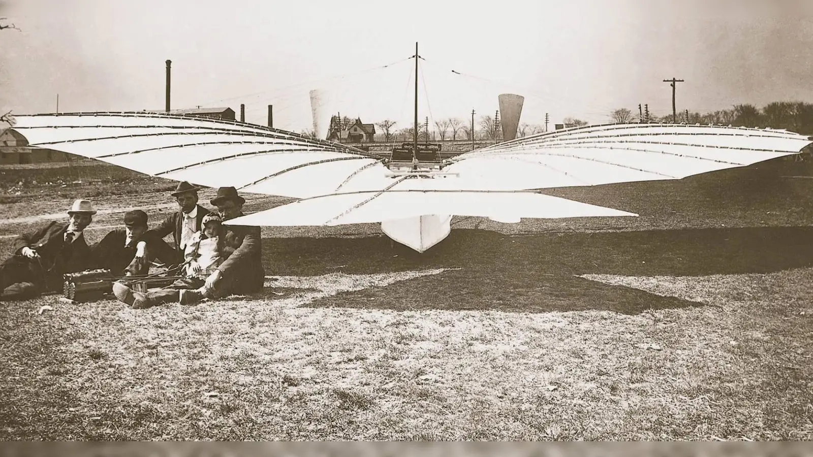An eine Fledermaus erinnert das Flugmodell Nr. 21, mit dem Gustav Weißkopf (rechts, mit seiner Tochter Rose und unbekannten Helfern) am 14. August 1901 in Bridgeport (Connecticut) der erste Motorflug der Geschichte geglückt sein soll. Technisch war das nach neuesten Erkenntnissen möglich. (Foto: Archiv)