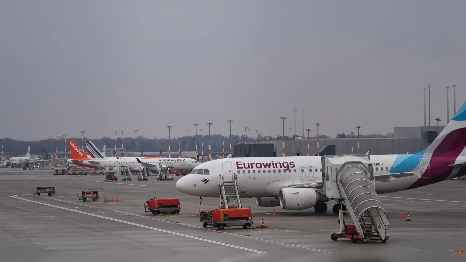 Am Airport Hamburg kann es wegen eines Kerosin-Lieferengpasses zu Verspätungen und Flugausfällen kommen. (Archivbild) (Foto: Marcus Brandt/dpa)