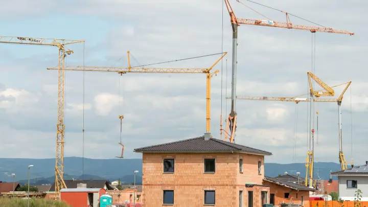 Mit gutem Grund: Der Verband Privater Bauherren (VPB) rät, vor der Planung des Hausbaus ein Bodengutachten vom Baugrundstück einzuholen. (Foto: Armin Weigel/dpa/dpa-tmn)