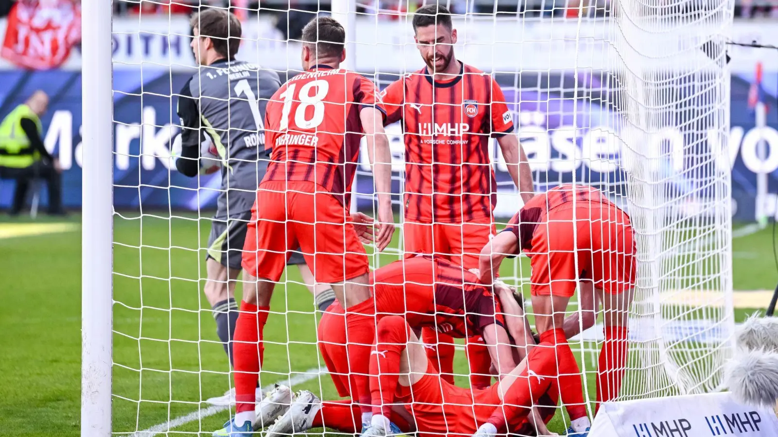 Jubel in Rot: Heidenheim kann doch noch siegen (Foto: Harry Langer/dpa)