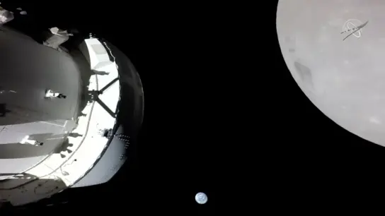 Eine Kamera an Bord der „Orion“-Kapsel zeigt das Raumschiff (l) im Weltraum, den Mond (r) und klein im Hintergrund die Erde. (Foto: Nasa TV/dpa)