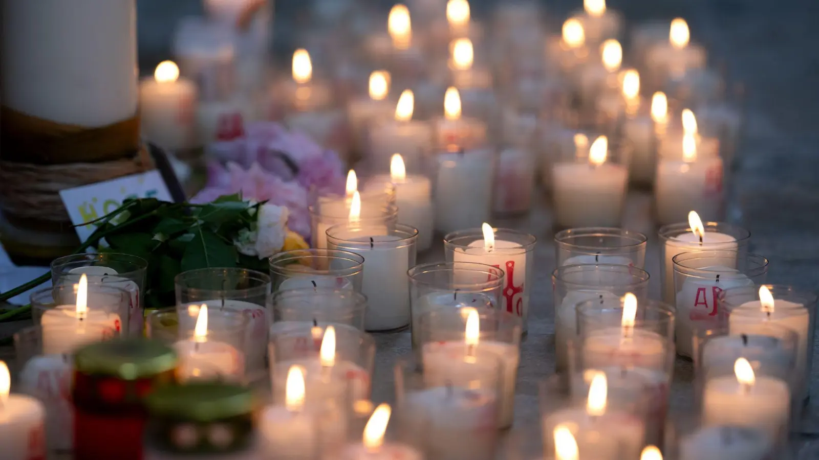 In der Kirche St. Nikolaus in Haimhausen wurden zahlreiche Kerzen angezündet. (Foto: Sven Hoppe/dpa)