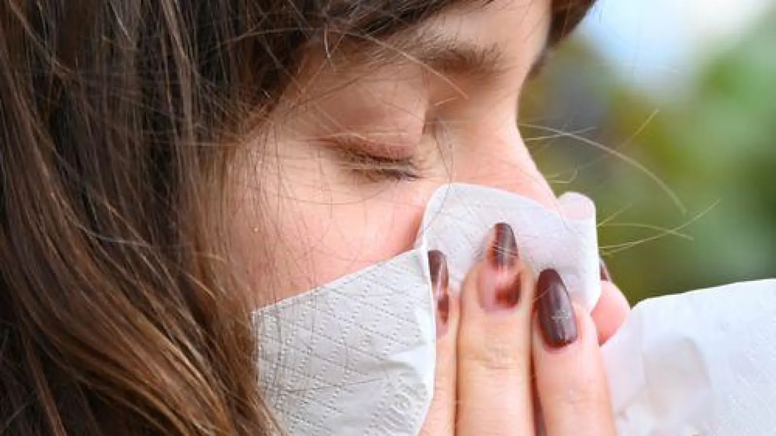 Wer niesen muss, sollte sich von anderen Personen abwenden und ein Taschentuch oder die Armbeuge vor Mund und Nase halten (Symbolbild). (Foto: Elisa Schu/dpa)