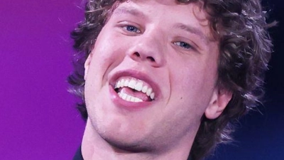 Er glaubt es selbst kaum: Sänger Zartmann hat gleich zwei Kronen gewonnen.  (Foto: Friso Gentsch/dpa)