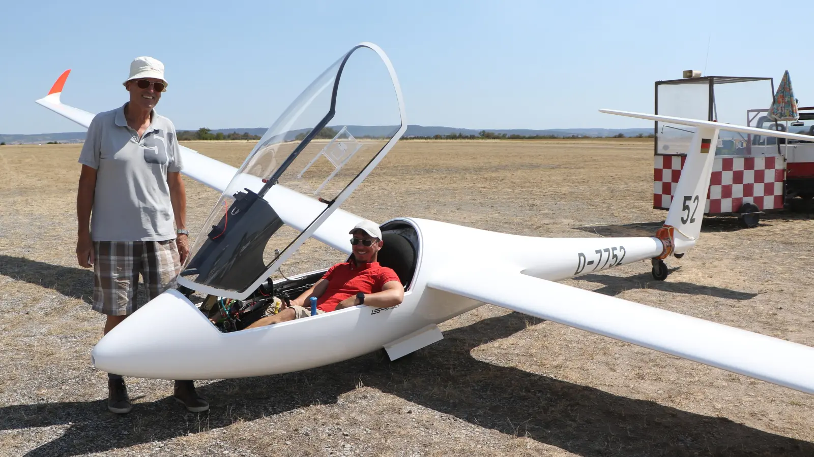 Edgar Hauser (links) und Russell Lashley fliegen leidenschaftlich gerne. (Foto: Alexander Rausch)