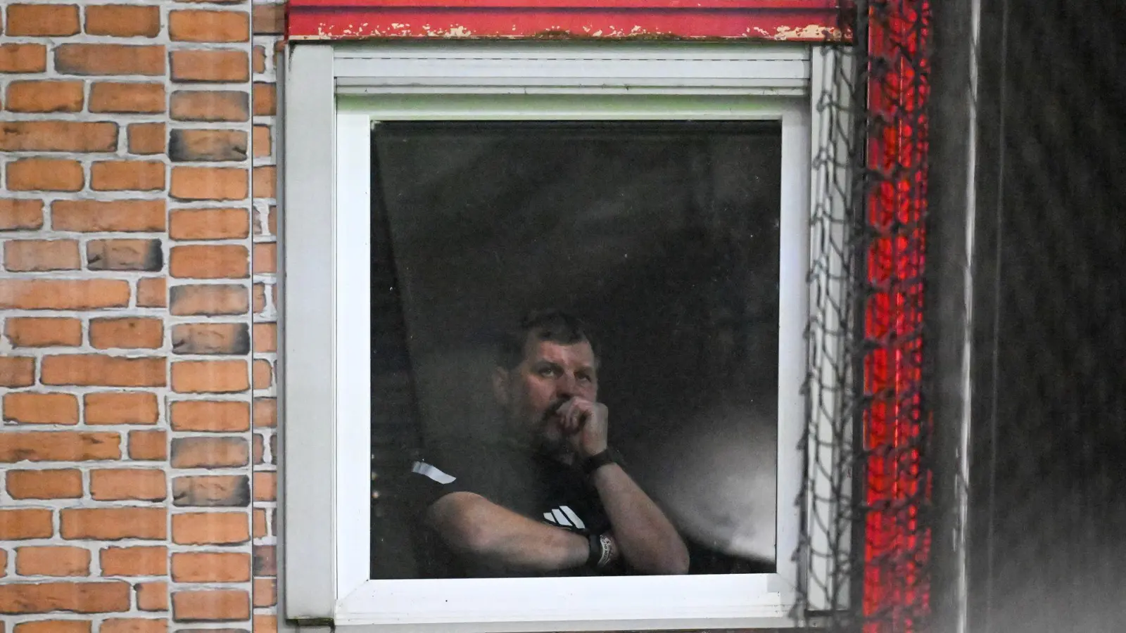 Union-Trainer Baumgart hatte einen speziellen Platz.  (Foto: Soeren Stache/dpa)