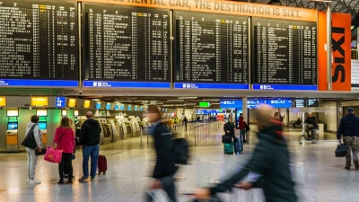 Reisende gehen durch die Abflughalle des Flughafens Rhein-Main. Der Warnstreik des Bodenpersonals der Lufthansa ist beendet. Die Tarifgespräche mit Verdi werden fortgesetzt. (Foto: Andreas Arnold/dpa)